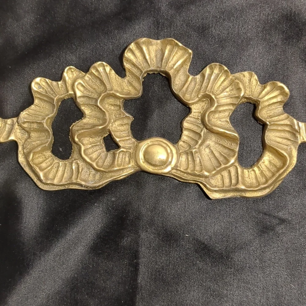BRASS Wall decor-door or painting topper.  Ribbon & bow design. LG 18 x 4 1/2". - Picture 2 of 7